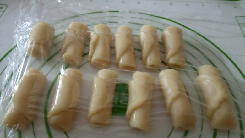 黑米馅老婆饼,再从上卷起。