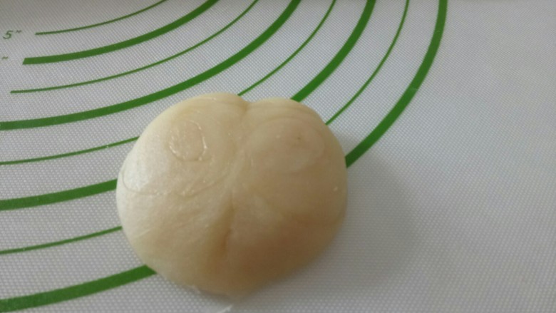 黑米馅老婆饼,再取一个卷,用拇指从中间按一下,两头向中间收起,用手压扁。
