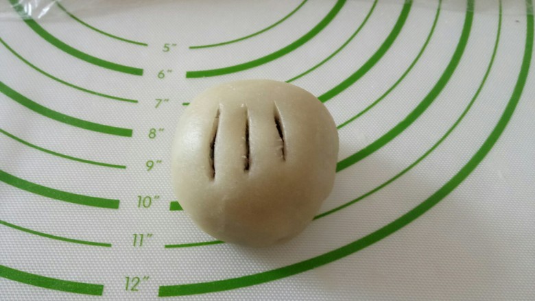 黑米馅老婆饼,用虎口收口,口一定要收紧,整形,然后用小刀再上面划3刀。