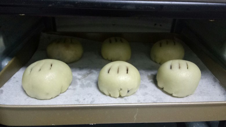 黑米馅老婆饼,烤箱180预热6分钟,170度烤15分钟,180度烤8分钟。