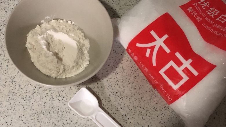 奶香巧克力吐司,烫种材料:
高粉50g、<a style='color:red;display:inline-block;' href='/shicai/ 10588'>糖</a>5g、盐0.5g、开水50g
只需要成品的25g,实在太少了,不好做,我是直接多做一点点,冷藏可以保存3-5天