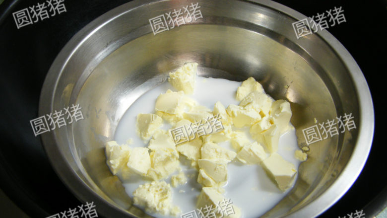 轻乳酪蛋糕,<a style='color:red;display:inline-block;' href='/shicai/ 48598'>奶油奶酪</a>切小块,加入1/4的鲜奶隔温水软化。一边加热,一边搅拌至无明显颗粒液态,呈乳膏状端离热水。