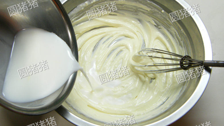 轻乳酪蛋糕,分次少量的加入剩下的3/4鲜奶,一边加一边搅拌均匀。