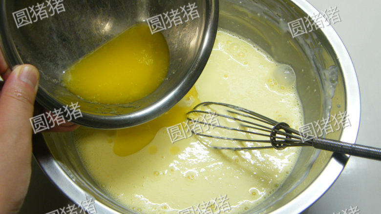 轻乳酪蛋糕,<a style='color:red;display:inline-block;' href='/shicai/ 887'>黄油</a>切小块隔水溶化成液态,加入芝士糊中搅拌均匀。