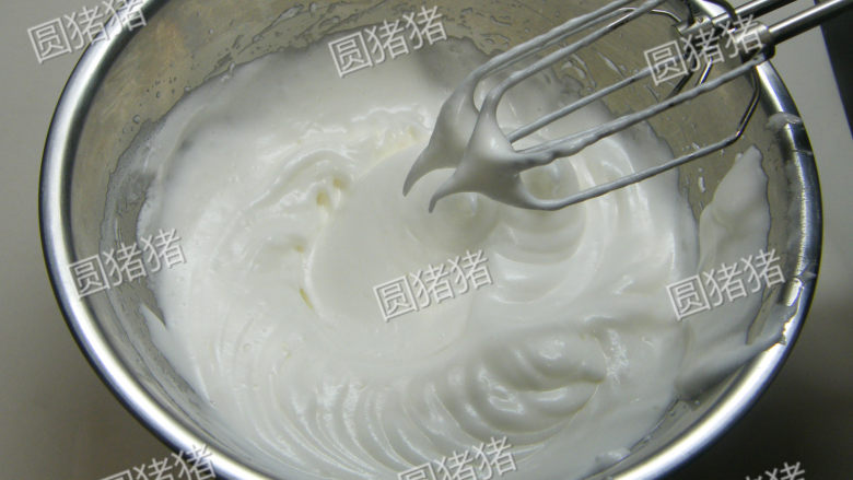 轻乳酪蛋糕,<a style='color:red;display:inline-block;' href='/shicai/ 1117'>蛋白</a>加砂糖打至湿性发泡。(约8分发)