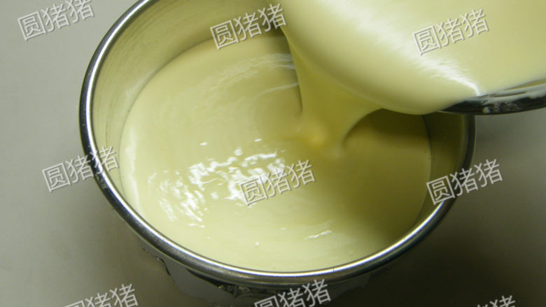 轻乳酪蛋糕,倒入底部包有锡约的活底圆形模具内。