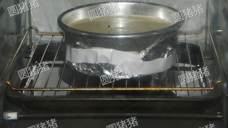 轻乳酪蛋糕,烤箱170度预热,蛋糕放烤网上倒数第二层,最底部插一盛满水的烤盘150度40分钟后,转170度20分钟烤至表面上色.