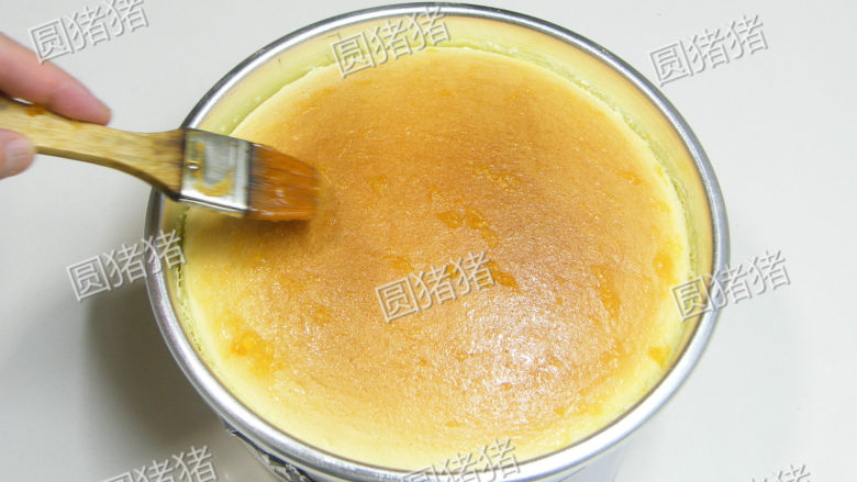 轻乳酪蛋糕,烤好的蛋糕放至自然冷却,在表面涂上黄色果胶,再移入冰箱冷藏6小时脱模.