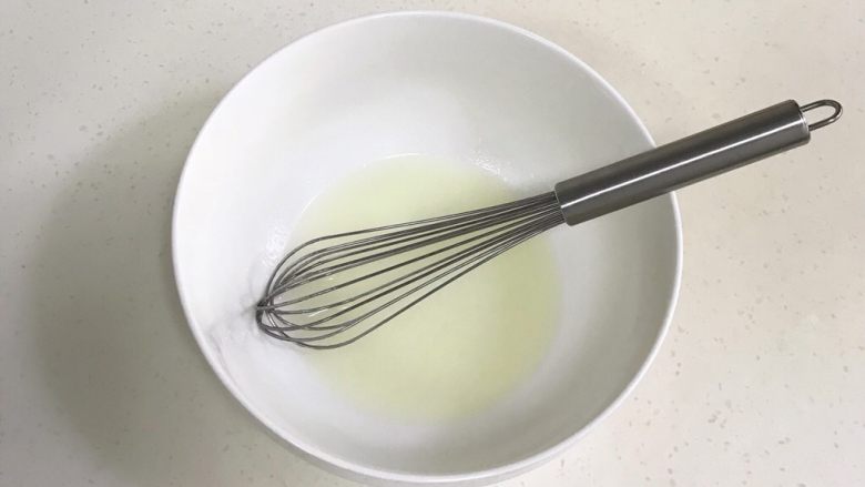 椰蓉黑加仑酥饼,搅拌至猪油完全融化,并且与玉米油融合。