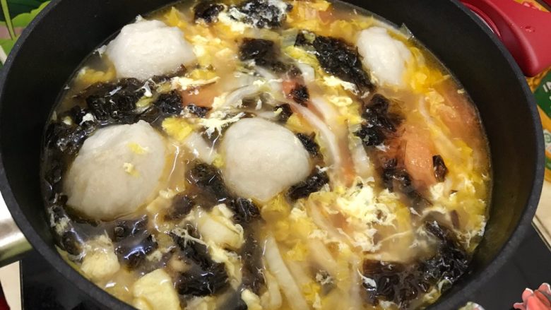 家常五宝鲜汤,搅拌均匀,转中大火再煮1分钟