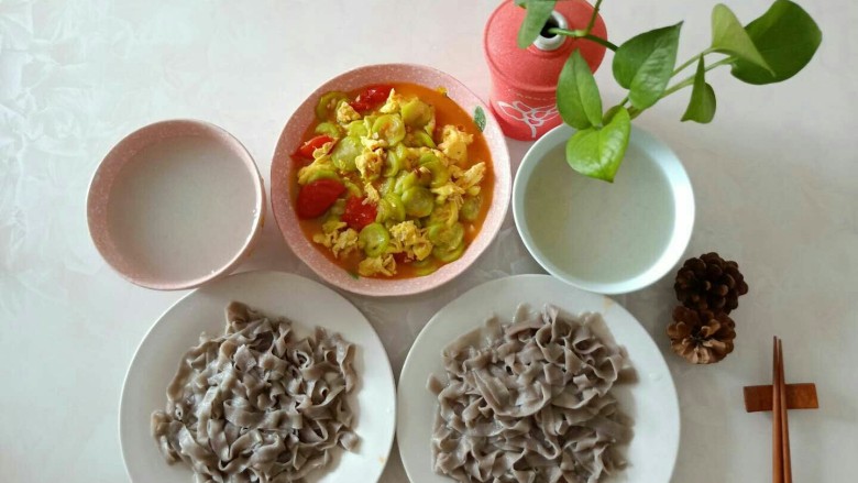 丝瓜炒鸡蛋拌黑米手擀面