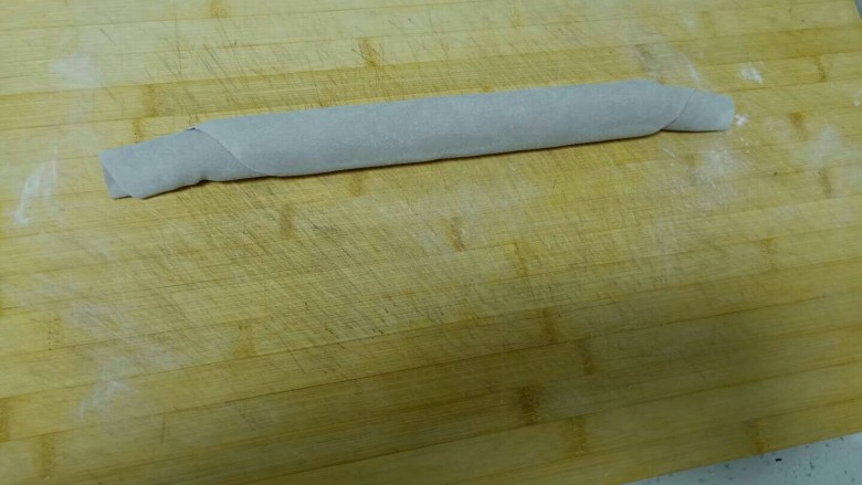 丝瓜炒鸡蛋拌黑米手擀面,<a style='color:red;display:inline-block;' href='/shicai/ 519'>面粉</a>倒入碗里，加入1克盐搅拌均匀，水一边倒入<a style='color:red;display:inline-block;' href='/shicai/ 519'>面粉</a>中，一边搅拌，搅拌至无干粉状，活成光滑的面团，醒30分钟。用擀面杖擀薄。