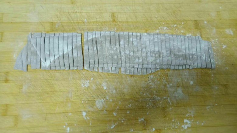 丝瓜炒鸡蛋拌黑米手擀面,切成自己喜欢的宽度。