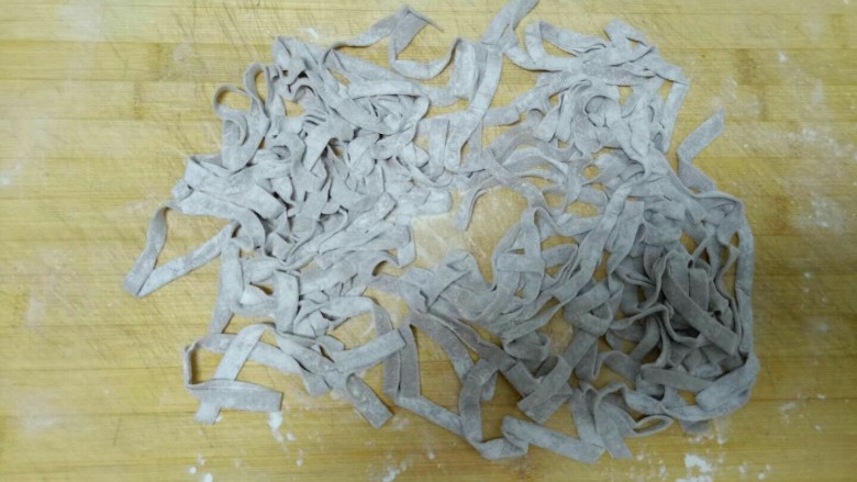 丝瓜炒鸡蛋拌黑米手擀面,抖开。