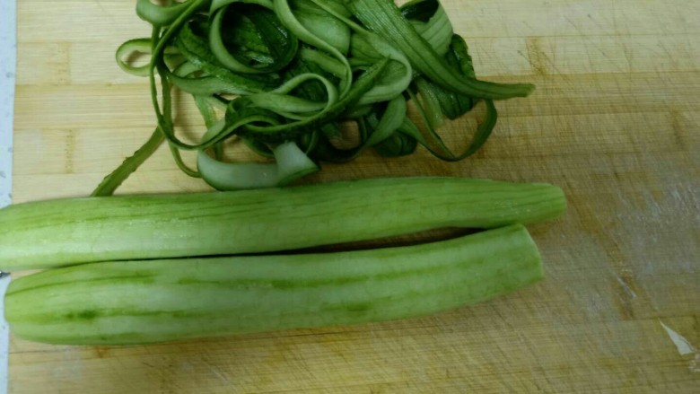 丝瓜炒鸡蛋拌黑米手擀面,<a style='color:red;display:inline-block;' href='/shicai/ 57'>丝瓜</a>洗净去皮。