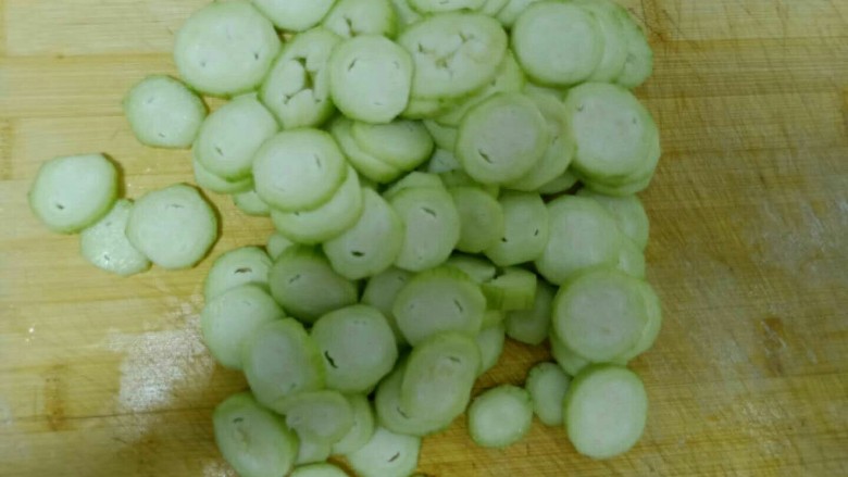 丝瓜炒鸡蛋拌黑米手擀面,切薄片。