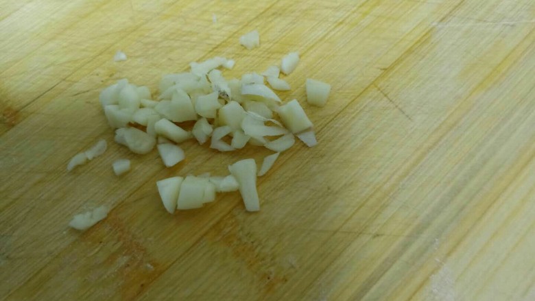 丝瓜炒鸡蛋拌黑米手擀面,蒜切末。