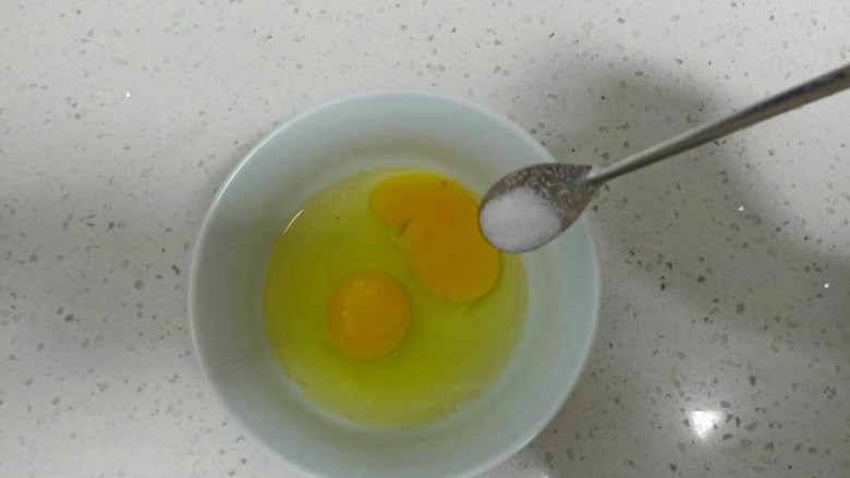 丝瓜炒鸡蛋拌黑米手擀面,<a style='color:red;display:inline-block;' href='/shicai/ 9'>鸡蛋</a>打入碗里，加入适量盐，搅拌均匀。