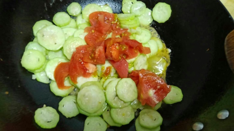 丝瓜炒鸡蛋拌黑米手擀面,待丝瓜变软，倒入切块的<a style='color:red;display:inline-block;' href='/shicai/ 3551'>西红柿</a>，根据个人口味加入适量盐。