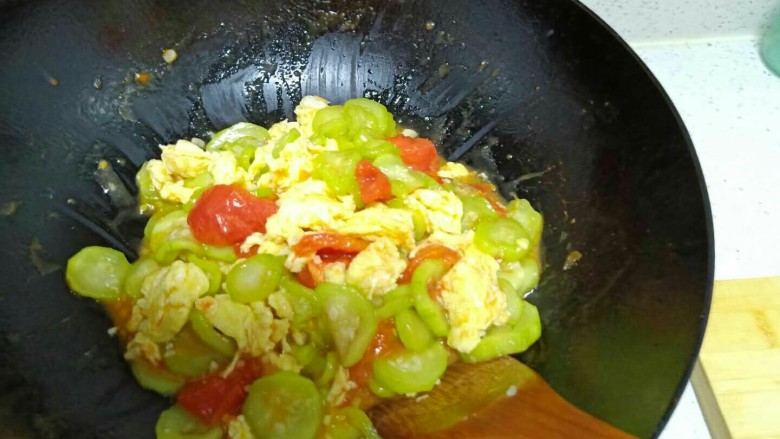 丝瓜炒鸡蛋拌黑米手擀面,分成。