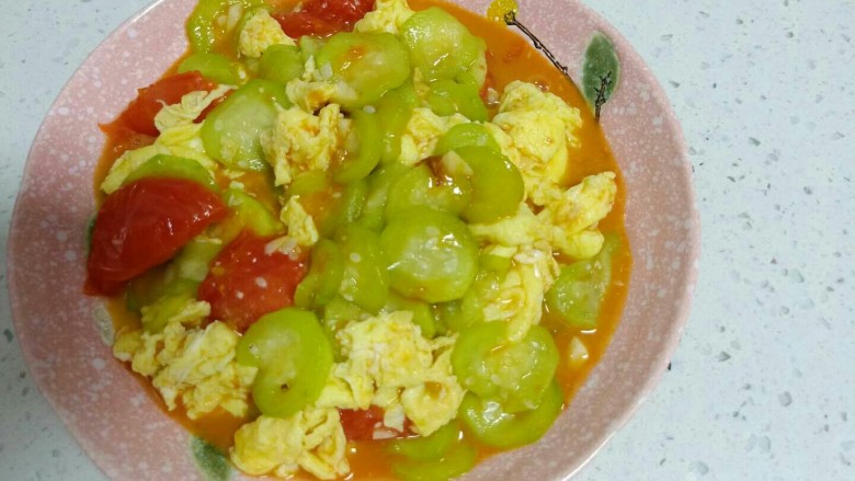 丝瓜炒鸡蛋拌黑米手擀面,盛出。