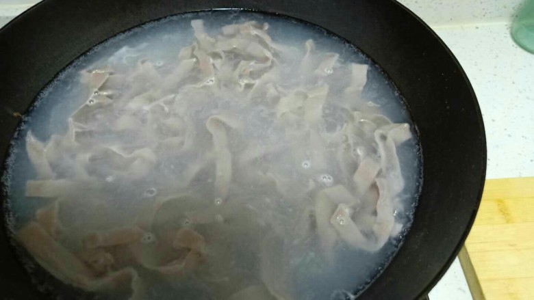 丝瓜炒鸡蛋拌黑米手擀面,锅中放入适量水，水开后下入面条。