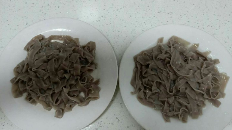 丝瓜炒鸡蛋拌黑米手擀面,待水再煮开，煮5分钟捞出。