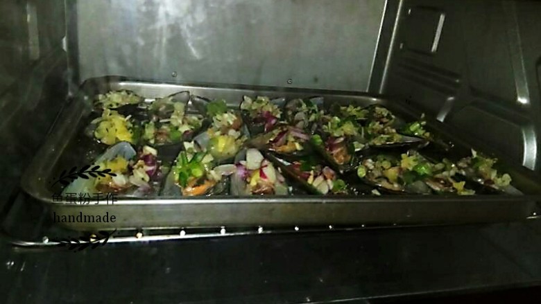 快手烤青口,烤箱预热200°,上下火把青口放中层烤约20分钟。