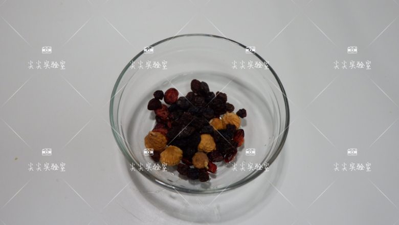 香蕉燕麦能量球,水果干混合好切碎。