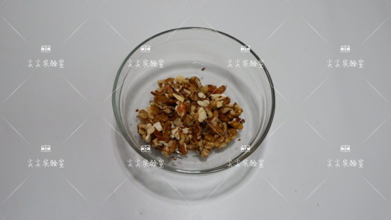 香蕉燕麦能量球,烤熟烤香的坚果混合切碎。