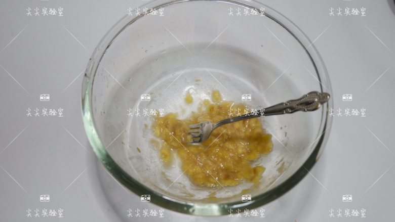 香蕉燕麦能量球,熟透的香蕉,一定要是熟透的,压碎压成泥
