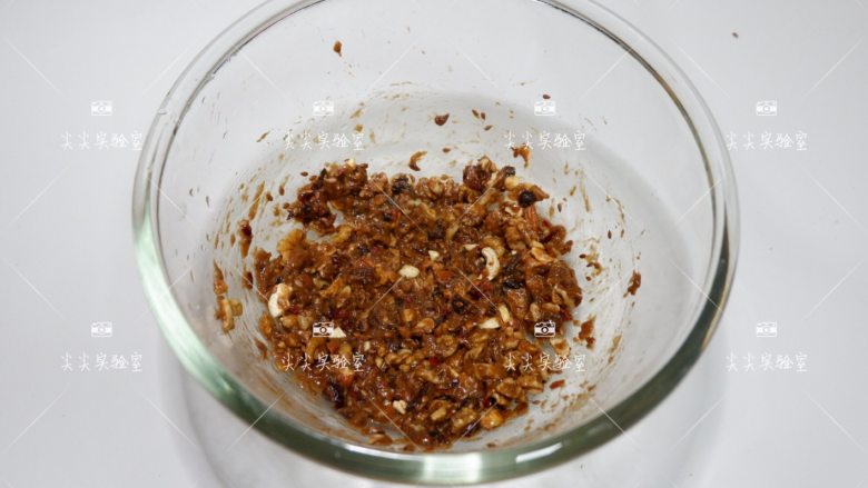 香蕉燕麦能量球,将切碎的果干和坚果加入拌匀