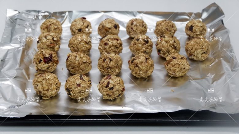 香蕉燕麦能量球,取30克每个,团成圆球,要用手握紧。依次做好放入烤盘。