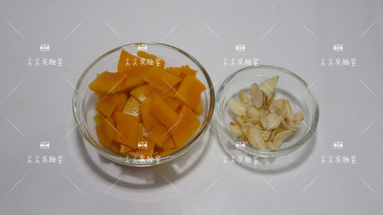 百合西芹炒南瓜,煮好捞出沥水备用