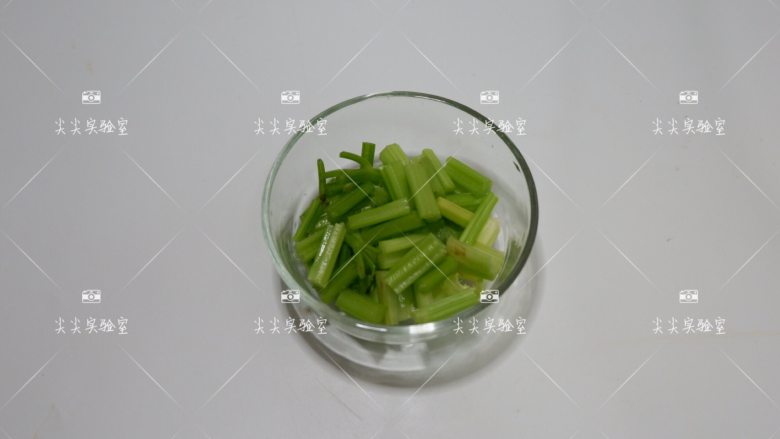 百合西芹炒南瓜,<a style='color:red;display:inline-block;' href='/shicai/ 143'>西芹</a>去叶,切成小段。