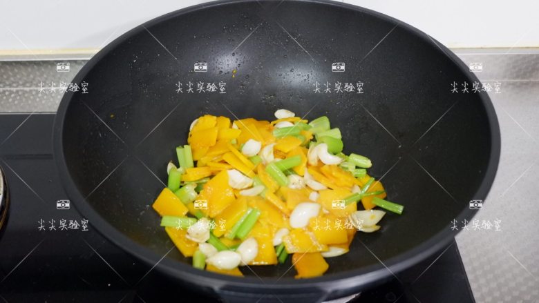 百合西芹炒南瓜,加盐和<a style='color:red;display:inline-block;' href='/shicai/ 756'>鸡精</a>调味,炒匀出锅即可