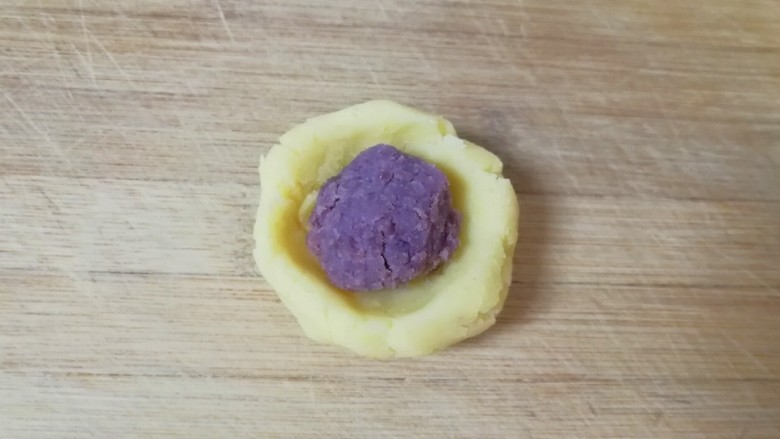 绿豆糕,取一份绿豆泥捏成小碗状,放入豆沙馅。