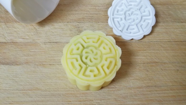 绿豆糕, 稍微用点力压一下,一块绿豆糕就做好了。