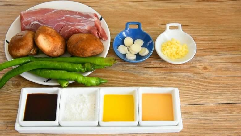 香菇炒里脊—香嫩无比的下饭快手菜,【主料】:里脊肉 300克|香菇 3颗
【辅料】:线椒 2根|葱姜 适量|生抽 2勺|料酒 1勺|花椒油 1勺|淀粉 2勺