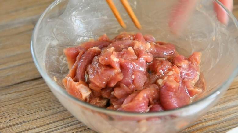 香菇炒里脊—香嫩无比的下饭快手菜,加入1勺油拌匀,腌制15分钟。