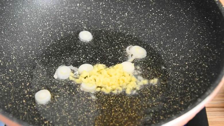香菇炒里脊—香嫩无比的下饭快手菜,热锅冷油,炒香葱段、蒜末。
