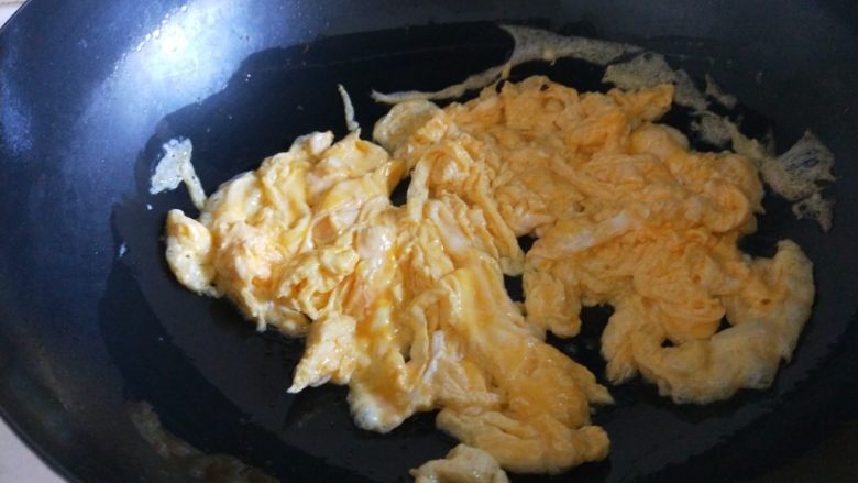 菠菜炒鸡蛋,锅中热油放入鸡蛋,成块后装盘备用