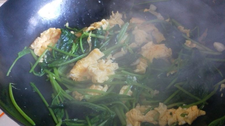 菠菜炒鸡蛋,加适量的盐,<a style='color:red;display:inline-block;' href='/shicai/ 717'>味精</a>就可以出锅了