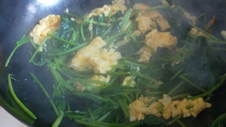 菠菜炒鸡蛋,放入菠菜,菠菜易熟,再放入鸡蛋