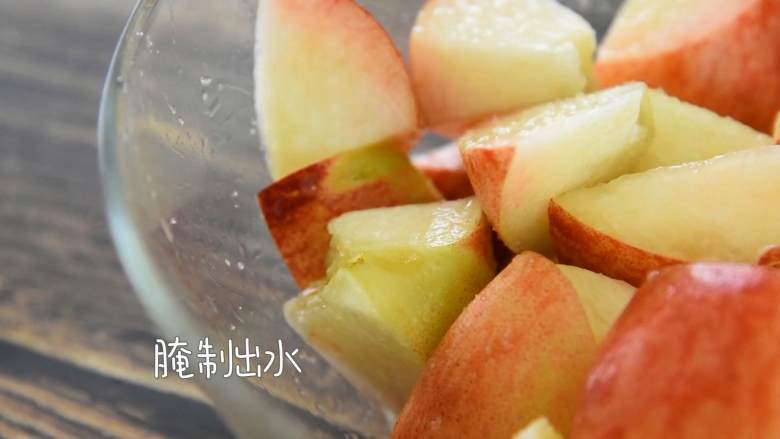 高颜值夏日饮料,自制冰爽蜜桃特饮,加入糖、挤入柠檬汁,搅拌均匀。
腌制出水。
