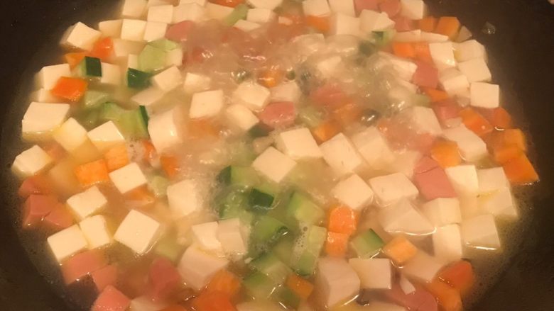 火腿豆腐羹,放入胡萝卜和黄瓜丁