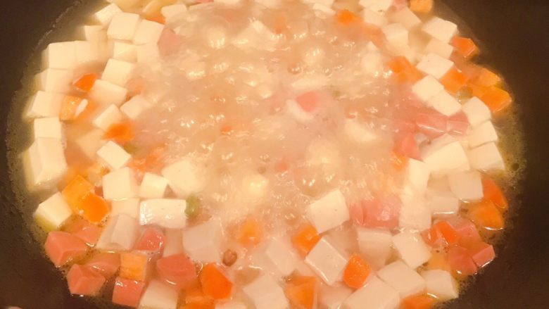 火腿豆腐羹,放入豆腐丁烧开