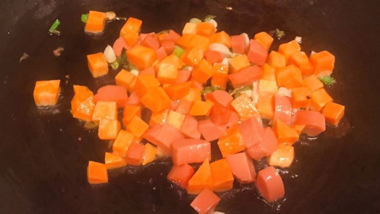 火腿豆腐羹,放入胡萝卜和火腿丁翻炒变色
