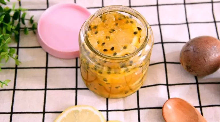 世界杯饮品特辑——百香果柠檬蜂蜜,密封,放入冰箱,三天后即可泡水饮用