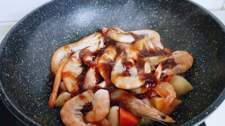 #焖锅系列#滋味大虾,10分钟后,虾已经面色,蔬菜也熟了。